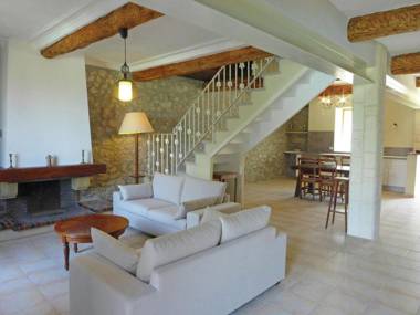 Cozy Holiday Home in Montbrun-des-Corbières with Pool