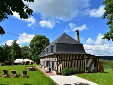 Pleasant Cottage in Asnières with Terrace