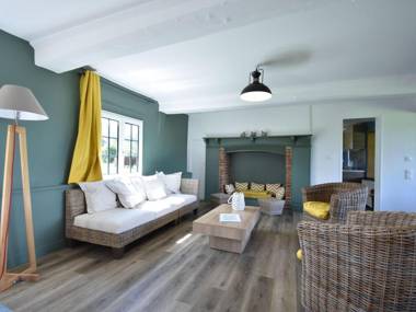 Pleasant Cottage in Asnières with Terrace