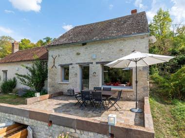 Cozy Holiday Home in Yèvre-la-Villa with Pool
