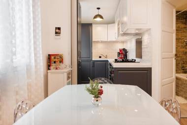 Charming Two Bedroom Apartment With A Garden