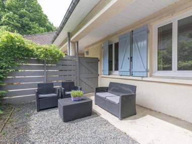 Alluring Holiday Home in Cuzy with Swimming Pool