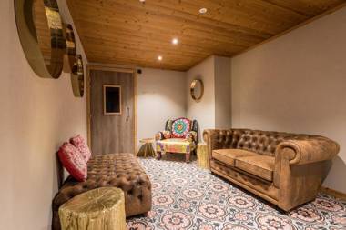 LES CABANES De La Maison Rouge