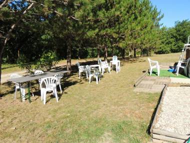 Chalet de 2 chambres avec piscine partagee et jardin amenage a Les Tourettes