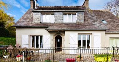 Studio avec jardin clos et wifi a Plouedern