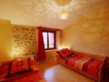 Gîte Saint-Cyr-de-Valorges 5 pièces 8 personnes - FR-1-496-17