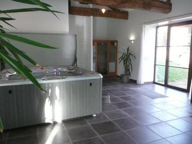 Gîte Saint-Just-la-Pendue 4 pièces 6 personnes - FR-1-496-52