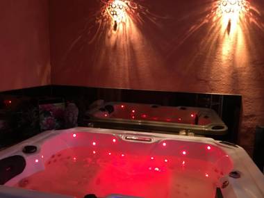 Spacious house jacuzzi swimming pool garden comfort near tourist sites