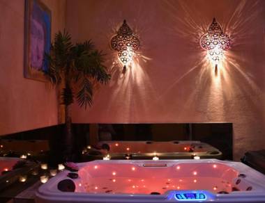 Spacious house jacuzzi swimming pool garden comfort near tourist sites