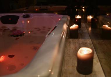 Spacious house jacuzzi swimming pool garden comfort near tourist sites