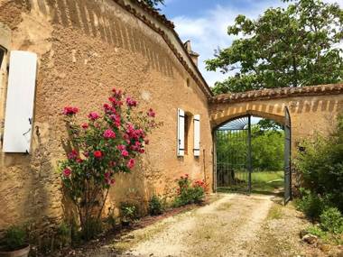 Villa de 4 chambres avec piscine privee jardin amenage et wifi a Blanquefort sur Briolance
