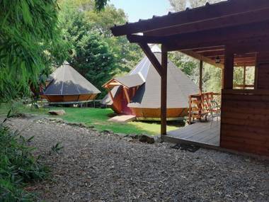 Tipis Du Petit Buisson