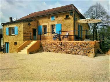 Authentic Holiday Home in Puy-L'evêque with Swimming Pool