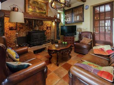 Authentic Holiday Home in Puy-L'evêque with Swimming Pool