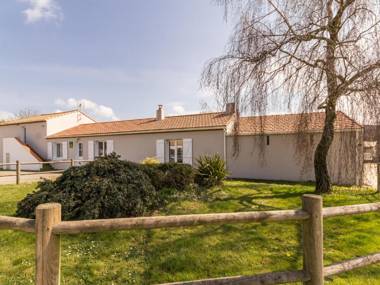 Gîte Saint-Hilaire-de-Chaléons 5 pièces 8 personnes - FR-1-306-879