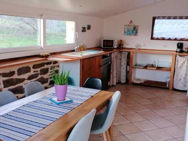 Maison de 2 chambres avec jardin clos et wifi a Gavray