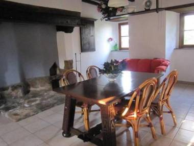Typical Norman farmhouse with free WiFi a short drive from the coast