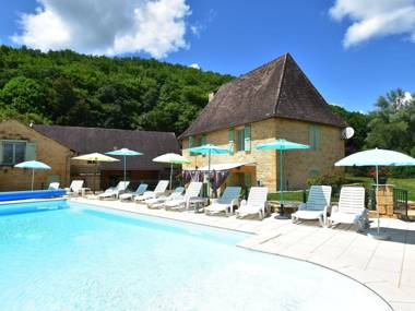 Modern Holiday Home in Aquitaine with Swimming Pool