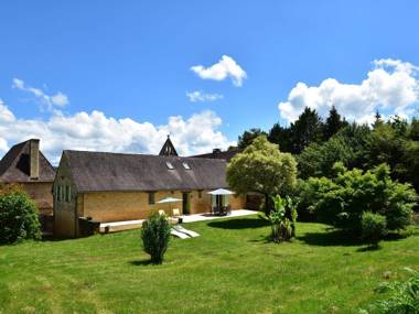 Modern Holiday Home in Aquitaine with Swimming Pool
