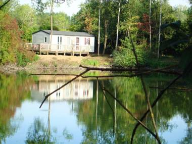 Bungalow de 2 chambres avec vue sur le lac piscine partagee et jardin clos a Saint Hilaire sous Romilly