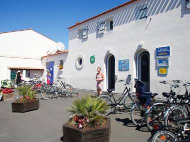 Colorful semi-detached house just 300m. away from the beach