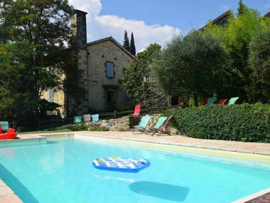 Enticing Holday Home in Ardèche with Swimming Pool