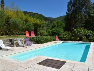Enticing Holday Home in Ardèche with Swimming Pool