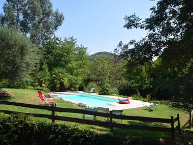 Lovely house with grass garden shared swimmingpool next to the river Ardèche