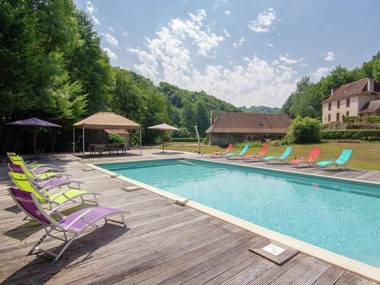 Authentic farmhouse with heated pool (12x6) close to a river on a beautiful spot