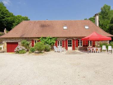 Authentic farmhouse with heated pool (12x6) close to a river on a beautiful spot