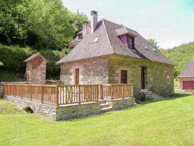 Authentic cottage with heated pool (12x6) close to a river surrounded by nature.