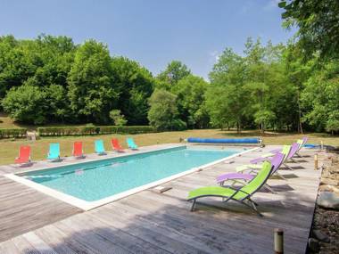 Authentic cottage with heated pool (12x6) close to a river surrounded by nature.