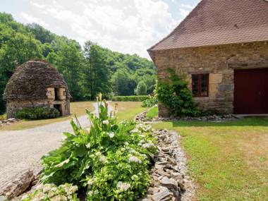 Authentic cottage with heated pool (12x6) close to a river surrounded by nature.