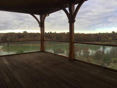 Appartement de 3 chambres avec vue sur le lac piscine privee et jacuzzi a Catonvielle