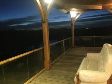 Appartement de 3 chambres avec vue sur le lac piscine privee et jacuzzi a Catonvielle