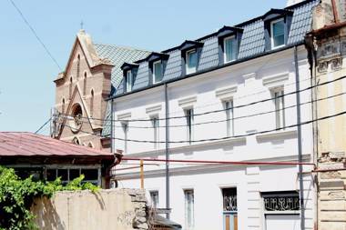 Guest House on Gia Abesadze Street