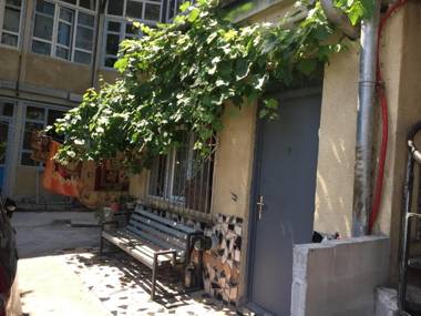 Historical apartment in city center (old Tbilisi)