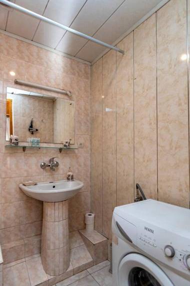 Wehost Cozy and colorful apartment with balcony