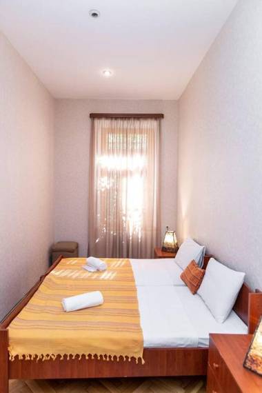 Wehost Cozy and colorful apartment with balcony