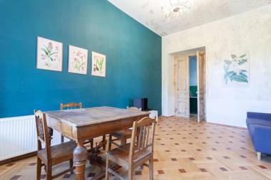 Wehost Sunny Apartment