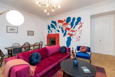 ❂Light and Luxurious 2BR Home + Balcony in the City Center❂