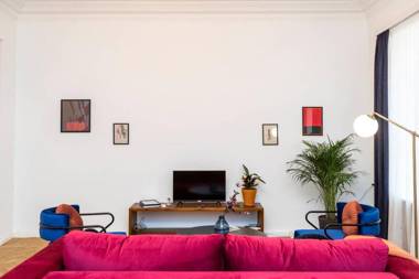 ❂Light and Luxurious 2BR Home + Balcony in the City Center❂