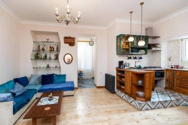 Colorful apt w a furnished terrace 2 min from Rustaveli avenue