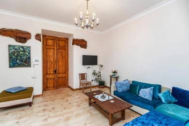 Colorful apt w a furnished terrace 2 min from Rustaveli avenue