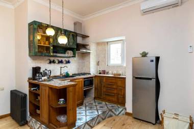 Colorful apt w a furnished terrace 2 min from Rustaveli avenue