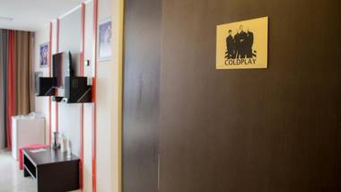 Rock Hotel First Line