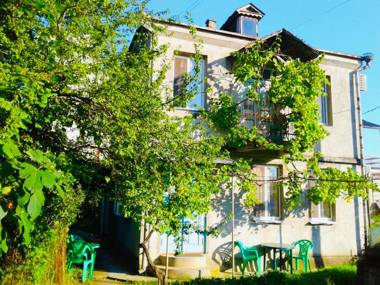 Guest House Lakoba 32