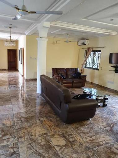 SPACIOUS APARTMENT SLEEPS UP TO 8 PEOPLE 2 BEDROOMS 2 BATHS 2 TOILETS LARGE LIVING ROOM AIR CONDITION WIFI BALCONY GARDEN KITCHEN GARDEN 20 MINUTES FROM AIRPORT GROUND FLOOR DETACHED BUILDING 24 hr SECURITY NORTH LEGON ACCRA