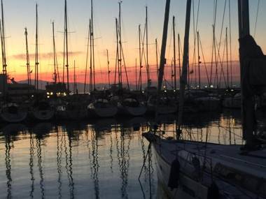 LUXURY YACHT STAY "White Dove" sleeps 6