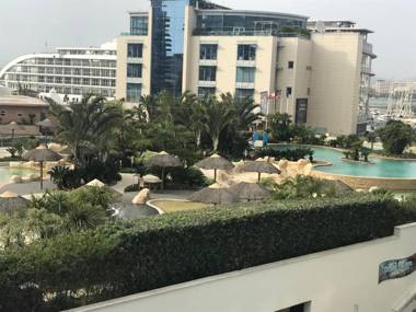 Swimming pools Apartment in Ocean Village - 2 bed 2 bath Rock view